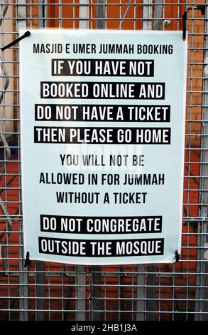 Schild vor der Londoner Moschee, das den Gläubigen mitteilt, dass sie ohne Covid-19-Coronavirus-Regeln nicht für Freitagsgebete (Jummah) zugelassen werden. Stockfoto