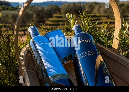 Château Léoube Estate in der Nähe von Bormes-les-Mimosas, Frankreich. Die zwei Sorten Olivenöl von Château Léoube. Premium und Azur Stockfoto