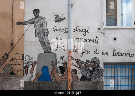 2. November 2021, Orgosolo, Nuoro, Italien: An den Wänden eines Gebäudes im Dorf Orgosolo auf Sardinien ist ein Wandgemälde zu sehen.das Dorf Orgosolo auf Sardinien hat eine lange Tradition der politischen Straßenkunst, die an den Wänden des Dorfes sichtbar ist. Seit einigen Jahren verbinden sich die linksextremen Fresken und die Hommage an die Kämpfe des Volkes mit Gemälden zum Thema Migranten und das Coronavirus. (Bild: © Laurent Coust/SOPA Images via ZUMA Press Wire) Stockfoto
