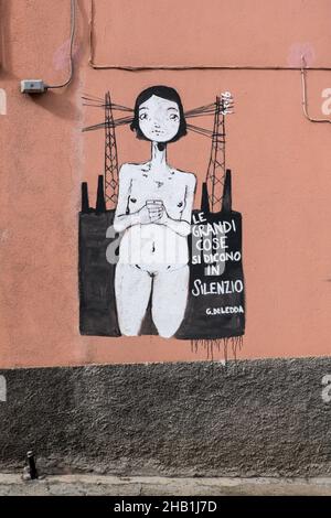 2. November 2021, Orgosolo, Nuoro, Italien: An den Wänden eines Gebäudes im Dorf Orgosolo auf Sardinien ist ein Wandgemälde zu sehen.das Dorf Orgosolo auf Sardinien hat eine lange Tradition der politischen Straßenkunst, die an den Wänden des Dorfes sichtbar ist. Seit einigen Jahren verbinden sich die linksextremen Fresken und die Hommage an die Kämpfe des Volkes mit Gemälden zum Thema Migranten und das Coronavirus. (Bild: © Laurent Coust/SOPA Images via ZUMA Press Wire) Stockfoto