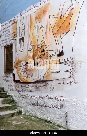 2. November 2021, Orgosolo, Nuoro, Italien: An den Wänden eines Gebäudes im Dorf Orgosolo auf Sardinien ist ein Wandgemälde zu sehen.das Dorf Orgosolo auf Sardinien hat eine lange Tradition der politischen Straßenkunst, die an den Wänden des Dorfes sichtbar ist. Seit einigen Jahren verbinden sich die linksextremen Fresken und die Hommage an die Kämpfe des Volkes mit Gemälden zum Thema Migranten und das Coronavirus. (Bild: © Laurent Coust/SOPA Images via ZUMA Press Wire) Stockfoto