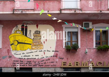 2. November 2021, Orgosolo, Nuoro, Italien: An den Wänden eines Gebäudes im Dorf Orgosolo auf Sardinien ist ein Wandgemälde zu sehen.das Dorf Orgosolo auf Sardinien hat eine lange Tradition der politischen Straßenkunst, die an den Wänden des Dorfes sichtbar ist. Seit einigen Jahren verbinden sich die linksextremen Fresken und die Hommage an die Kämpfe des Volkes mit Gemälden zum Thema Migranten und das Coronavirus. (Bild: © Laurent Coust/SOPA Images via ZUMA Press Wire) Stockfoto