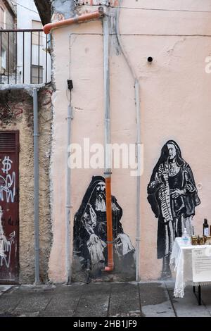 2. November 2021, Orgosolo, Nuoro, Italien: An den Wänden eines Gebäudes im Dorf Orgosolo auf Sardinien ist ein Wandgemälde zu sehen.das Dorf Orgosolo auf Sardinien hat eine lange Tradition der politischen Straßenkunst, die an den Wänden des Dorfes sichtbar ist. Seit einigen Jahren verbinden sich die linksextremen Fresken und die Hommage an die Kämpfe des Volkes mit Gemälden zum Thema Migranten und das Coronavirus. (Bild: © Laurent Coust/SOPA Images via ZUMA Press Wire) Stockfoto