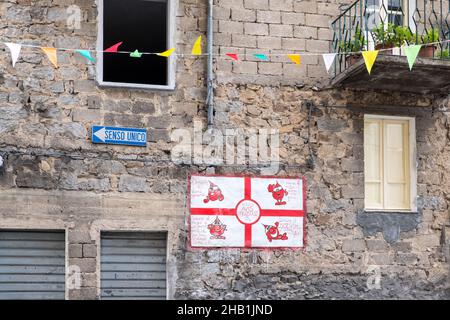 2. November 2021, Orgosolo, Nuoro, Italien: An den Wänden eines Gebäudes im Dorf Orgosolo auf Sardinien ist ein Wandgemälde zu sehen.das Dorf Orgosolo auf Sardinien hat eine lange Tradition der politischen Straßenkunst, die an den Wänden des Dorfes sichtbar ist. Seit einigen Jahren verbinden sich die linksextremen Fresken und die Hommage an die Kämpfe des Volkes mit Gemälden zum Thema Migranten und das Coronavirus. (Bild: © Laurent Coust/SOPA Images via ZUMA Press Wire) Stockfoto
