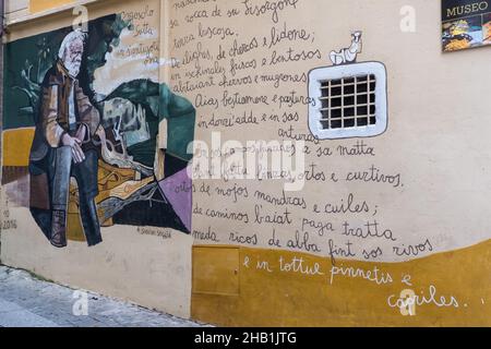 2. November 2021, Orgosolo, Nuoro, Italien: An den Wänden eines Gebäudes im Dorf Orgosolo auf Sardinien ist ein Wandgemälde zu sehen.das Dorf Orgosolo auf Sardinien hat eine lange Tradition der politischen Straßenkunst, die an den Wänden des Dorfes sichtbar ist. Seit einigen Jahren verbinden sich die linksextremen Fresken und die Hommage an die Kämpfe des Volkes mit Gemälden zum Thema Migranten und das Coronavirus. (Bild: © Laurent Coust/SOPA Images via ZUMA Press Wire) Stockfoto