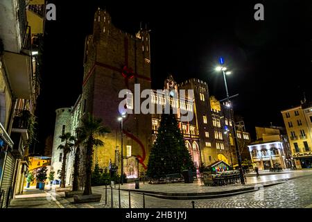 Weihnachtlich geschmücktes Rathaus (Hotel de Ville) von Narbonne bei Nacht. Narbonne, Frankreich Stockfoto