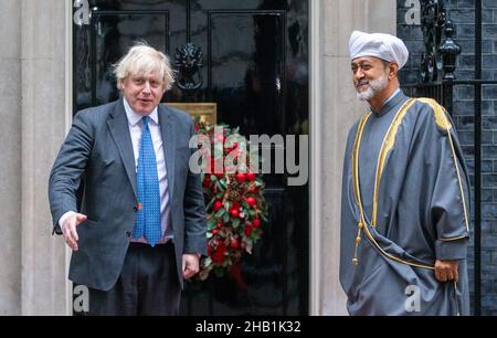 16. Dezember 2021, London, England, Vereinigtes Königreich: Der britische Premierminister BORIS JOHNSON begrüßt den Sultan von Oman HAITHAM BIN TARIK AL SAID an die Downing Street 10. (Bild: © Tayfun Salci/ZUMA Press Wire) Stockfoto