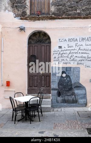 2. November 2021, Orgosolo, Nuoro, Italien: An den Wänden eines Gebäudes im Dorf Orgosolo auf Sardinien ist ein Wandgemälde zu sehen.das Dorf Orgosolo auf Sardinien hat eine lange Tradition der politischen Straßenkunst, die an den Wänden des Dorfes sichtbar ist. Seit einigen Jahren verbinden sich die linksextremen Fresken und die Hommage an die Kämpfe des Volkes mit Gemälden zum Thema Migranten und das Coronavirus. (Bild: © Laurent Coust/SOPA Images via ZUMA Press Wire) Stockfoto