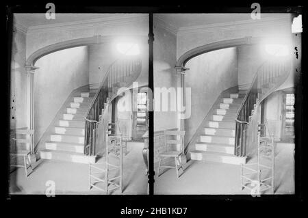 Captain Story-Martense House, Flur und Treppe, Church Avenue und East 38th Street, Flatbush, Brooklyn, Daniel Berry Austin, Amerikaner, Geboren 1863, aktiv 1899-1909, Gelatine Silber Glas Trockenplatte negativ, ca. 1899-1909, Bogen, Architektur, Geländer, Rohrstühle, Historisches Brooklyn, Old Brooklyn, altes Haus, Old New York, Shutter, Treppe Stockfoto