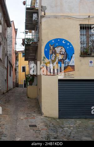 2. November 2021, Orgosolo, Nuoro, Italien: An den Wänden eines Gebäudes im Dorf Orgosolo auf Sardinien ist ein Wandgemälde zu sehen.das Dorf Orgosolo auf Sardinien hat eine lange Tradition der politischen Straßenkunst, die an den Wänden des Dorfes sichtbar ist. Seit einigen Jahren verbinden sich die linksextremen Fresken und die Hommage an die Kämpfe des Volkes mit Gemälden zum Thema Migranten und das Coronavirus. (Bild: © Laurent Coust/SOPA Images via ZUMA Press Wire) Stockfoto