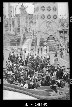 Luna Park, Coney Island, Eugene Wemlinger, Cellulose-Nitrat-negativ, 1909, 3 1/2 x 5 1/2 Zoll, 8,9 x 14 cm, Vergnügungspark, Brooklyn, Coney Island, Crowd, Anfang des 20th. Jahrhunderts, historisches Brooklyn, Linie, altes Brooklyn, Ride, Slide, Vintage Stockfoto