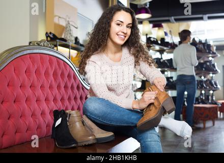 Weibliche Kauf Winter Damenschuhe im Schuhgeschäft Stockfoto