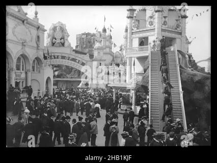 Luna Park, Coney Island, Eugene Wemlinger, Cellulose-Nitrat-negativ, 1909, 3 1/2 x 5 1/2 in., 8,9 x 14 cm, Freizeitpark, Atlantik, Sehenswürdigkeiten, Brooklyn, Brooklyn Geschichte, Küste, Küstengemeinde, Coney Island, Menschenmenge, Anfang des 20th. Jahrhunderts, Anfang Brooklyn, Ostküste, Ostküste, Ostküste, Rolltreppe, Helter Skelter, historisches Brooklyn, Lost Brooklyn, New York State, altes Brooklyn, Fahren, Rutschen, Turm Stockfoto