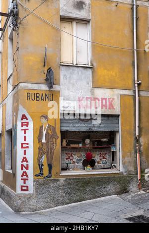 2. November 2021, Orgosolo, Nuoro, Italien: An den Wänden eines Gebäudes im Dorf Orgosolo auf Sardinien ist ein Wandgemälde zu sehen.das Dorf Orgosolo auf Sardinien hat eine lange Tradition der politischen Straßenkunst, die an den Wänden des Dorfes sichtbar ist. Seit einigen Jahren verbinden sich die linksextremen Fresken und die Hommage an die Kämpfe des Volkes mit Gemälden zum Thema Migranten und das Coronavirus. (Bild: © Laurent Coust/SOPA Images via ZUMA Press Wire) Stockfoto