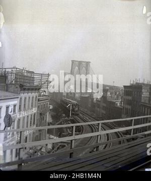 Brooklyn Bridge und Elevated Road zur Fulton Ferry, Edgar S. Thomson, Amerikaner, aktiv 1890s-1900s, Glasplatte negativ, 1896, 4 x 5 Zoll, 10,2 x 12,7 cm, Architektur, Archivfoto, Brooklyn Bridge, Brooklyn History, Tiefbau, Dokumentarfotografie, früher Fotojournalismus, East River, erhöht, Wahrzeichen, New York City, Old Brooklyn, Old New York, Rails, U-Bahn, Hängebrücke, Turm, Gleise, Transport Stockfoto