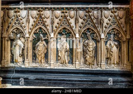 Cathédrale Saint-Just et Saint-Pasteur in Narbonne, Frankreich. Die Kathedrale mit Querschiff und 40m-hohem Chor und Wandteppichen wurde 1272-1340 gebaut, aber nie fertiggestellt. Die Gesichter der Skulpturen auf dem Grab eines Bischofs wurden im Zuge der Französischen Revolution unerkannt zerstört Stockfoto