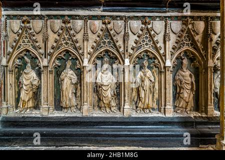 Cathédrale Saint-Just et Saint-Pasteur in Narbonne, Frankreich. Die Kathedrale mit Querschiff und 40m-hohem Chor und Wandteppichen wurde 1272-1340 gebaut, aber nie fertiggestellt. Die Gesichter der Skulpturen auf dem Grab eines Bischofs wurden im Zuge der Französischen Revolution unerkannt zerstört Stockfoto