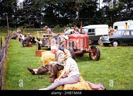 Zuschauer auf Strohballen auf landwirtschaftlichen Show Llansantffraed-Cwmdeuddwr, Rhayader, Mitte Wales im Jahr 1964 Stockfoto