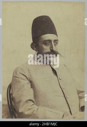 Studio Portrait of Mozaffar al-DIN Shah in Informal Attire, einer von 274 Vintage Photographien, Albumen Silver Photograph, 1875-1925, Qajar, Qajar Periode, 9 3/16 x 6 1/2 Zoll, 23,3 x 16,5 cm, Gericht, Hut, Iran, Naher Osten, Schnurrbart, Persien, Foto, Porträt, Qajar, Royal, sitzende Figur, Studio Stockfoto