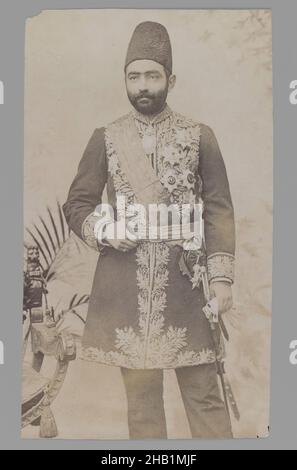 Studioporträt des Premierministers Sadr A'zam Amin al-Soltan, eine von 274 Vintage-Fotografien, Silberdruckpapier Gelatin, vor 1900, Qajar, Qajar-Zeit, 6 3/4 x 3 15/16 Zoll, 17,1 x 10 cm, Bart, Cartes de Visite, zeremoniell, fez, Anführer, Mann, Medaillen, Militär, Fotografie, Politik, Politik, Schwert Stockfoto