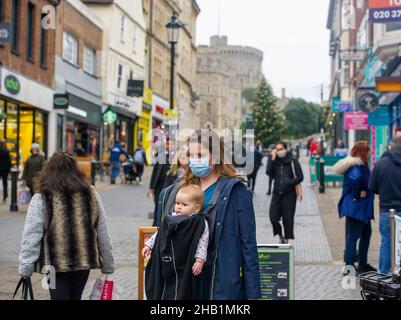 Windsor, Großbritannien. 16th. Dezember 2021. Weihnachtseinkäufer waren heute in Windsor. Einige Leute trugen ihre Gesichtsmasken, als sie durch die Stadt gingen. In den letzten 24 Stunden wurden knapp 90k neue positive Covid-19-Fälle registriert, die erneut alle Rekorde in Großbritannien seit Beginn der Covid-19-Pandemie überschlugen. Einige Leute in den sozialen Medien sprechen jetzt von Großbritannien als Pest Island. Es wurde heute bekannt gegeben, dass Ihre Majestät die Königin nächste Woche ihre Familienweihnachtsfeier in Windsor abkündigt. Quelle: Maureen McLean/Alamy Live News Stockfoto