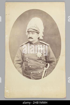 Studio Portrait of Zill al-Sultan, One of 274 Vintage Photographs, Albumen Silver Photograph, late 19th-early 20th Century, Qajar, Qajar Period, 9 3/4 x 6 1/4 in., 24,8 x 15,9 cm, Feathers, Iran, Middle East, Military, Persien, Fotografie, Porträt, Studio, Uniform Stockfoto