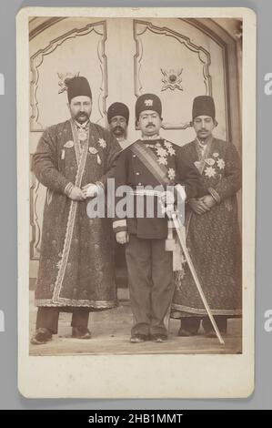 Mohammad 'Ali Shah mit Mirza Mohammad Ebrahim Khan, The Moavin al-Dowley und Company, eine von 274 Vintage-Fotografien, Albumen-Silberfoto, vor 1907, Qajar, Qajar-Periode, Foto: 8 3/8 x 6 1/4 in., 21,3 x 15,9 cm;, Albumen-Silberfotografie, carte de visite, Gruppenportrait, Medaille, Mohammed Ali Shah, Persien, Porträt, Qajar, Säbel, Shah, Uniform Stockfoto