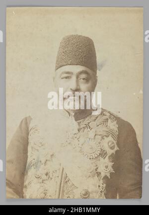 Porträt des Premierministers Sadr A'zam Amin al-Soltan in Uniform, eine von 274 Vintage-Fotografien, Silberalbumin-Fotografie, Ende 19th-Anfang 20th. Jahrhundert, Qajar, Qajar-Zeit, 5 1/2 x 3 15/16 Zoll, 14,0 x 10,0 cm Stockfoto