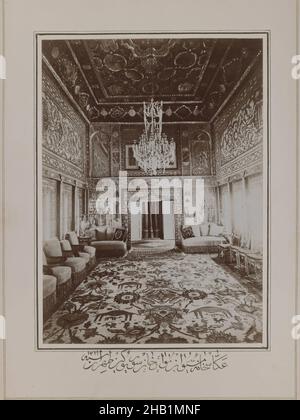 Persian Room in Mooven-el-Dowlehs Old Home, 1900, eine von 274 Vintage-Fotografien, Gelatine-Silberdruckpapier, Ende 19th-Anfang 20th. Jahrhundert, Qajar, Qajar-Zeit, Foto: 9 1/16 x 6 9/16 Zoll, 23,0 x 16,7 cm;, 1900, Gelatinedruck, persien, Foto, Soudavar, Jahrgang Stockfoto