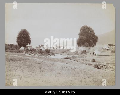 Ein königliches Zeltlager 11, eine von 274 Vintage-Fotografien, Silberalbumin-Fotografie, Ende 19th-Anfang 20th. Jahrhundert, Qajar, Qajar-Zeit, 6 1/16 x 8 Zoll, 15,4 x 20,3 cm Stockfoto