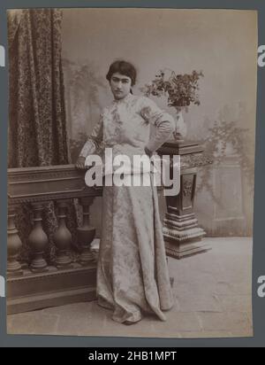 Frau in Westernkostüm, die auf einer Balustrade entschwand, eine von 274 Vintage-Fotografien, Silberalbumin-Fotografie, Ende 19th-Anfang 20th. Jahrhundert, Qajar, Qajar-Zeit, 8 1/16 x 6 1/4 Zoll, 20,5 x 15,8 cm Stockfoto