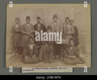 Ein junger persischer Offizier und seine Begleiter, eine von 274 Vintage-Fotografien, Albumen-Silberfoto, Ende 19th-Anfang 20th Jahrhundert, Qajar, Qajar-Periode, 6 1/16 x 8 Zoll, 15,4 x 20,3 cm, Fes, Regierung, Gruppe, Iran, Männer, Naher Osten, Persien, Porträt, Qajar Stockfoto