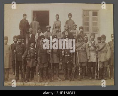 Eine Gruppe von Soldaten, eine von 274 Vintage-Fotografien, Albumin-Silber-Fotografie, Ende 19th-Anfang 20th Jahrhundert, Qajar, Qajar-Periode, 6 1/8 x 8 1/8 Zoll, 15,6 x 20,6 cm Stockfoto