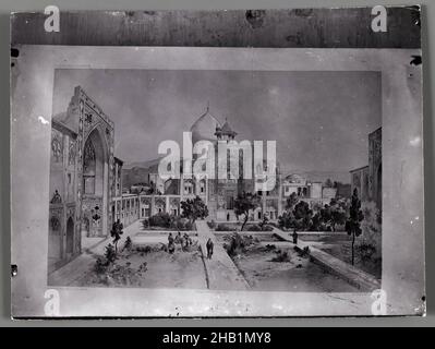 Le Palais de L'Universite Isfahan, eine von 274 Vintage-Fotografien, Silberkollodium-Fotografie, Ende 19th-Anfang 20th Jahrhundert, Qajar, Qajar-Zeit, 3 3/8 x 4 7/16 Zoll, 8,5 x 11,3 cm, Iran, Isfahan, Islamische Architektur, Mittlerer Osten, Persien, Fotografie, Schule, Universität Stockfoto