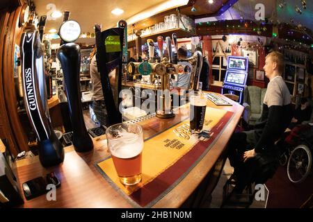 Fisch, Auge, Kamera, Objektiv, Ansicht, Bar, Kunden, Getränke, Bier, Barkeeper, Duke of York, Cowes, Isle of Wight, England, Großbritannien, Großbritannien, Großbritannien, GB, Guiness, Schild, Stockfoto