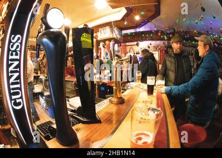 Fisch, Auge, Kamera, Objektiv, Ansicht, Bar, Kunden, Getränke, Bier, Barkeeper, Duke of York, Cowes, Isle of Wight, England, Großbritannien, Großbritannien, Großbritannien, GB, Guiness, Schild, Stockfoto