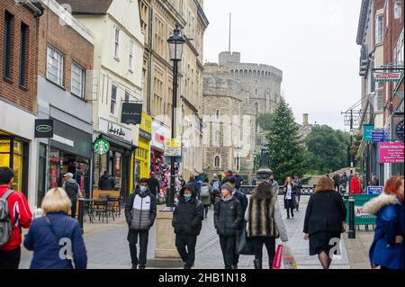 Windsor, Großbritannien. 16th. Dezember 2021. Weihnachtseinkäufer waren heute in Windsor. Einige Leute trugen ihre Gesichtsmasken, als sie durch die Stadt gingen. In den letzten 24 Stunden wurden knapp 90k neue positive Covid-19-Fälle registriert, die erneut alle Rekorde in Großbritannien seit Beginn der Covid-19-Pandemie überschlugen. Einige Leute in den sozialen Medien sprechen jetzt von Großbritannien als Pest Island. Es wurde heute bekannt gegeben, dass Ihre Majestät die Königin nächste Woche ihre Familienweihnachtsfeier in Windsor abkündigt. Quelle: Maureen McLean/Alamy Live News Stockfoto