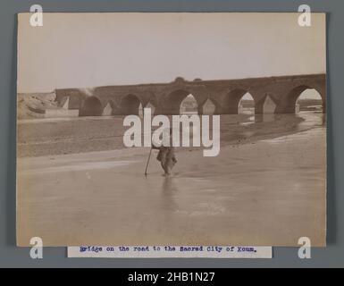 Einer von 274 Vintage-Fotografien, Foto, Ende 19th-Anfang 20th Jahrhundert, Qajar, Qajar-Periode, 6 x 9 7/16 Zoll, 15,3 x 24 cm, Bogen, Architektur, Brücke, Stadt, Iran, Koum, Mann, Persien, Fotografie, Heilig, Wasser Stockfoto