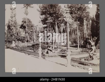 Einer von 274 Vintage-Fotografien, Foto, Ende 19th-Anfang 20th Jahrhundert, Qajar, Qajar-Periode, 4 1/2 x 6 5/16 Zoll, 11,5 x 16,0 cm, Architektur, Iran, Landschaft, Mittlerer Osten, park, Persien, Foto, Fotografie, Statue, villa Stockfoto