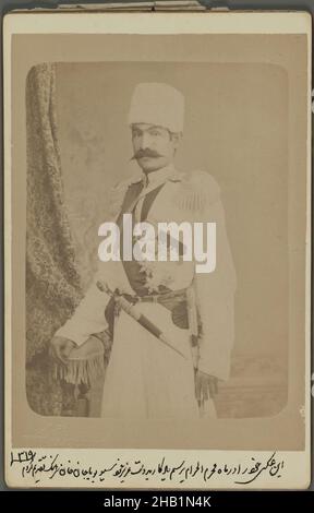 Eine von 274 Vintage-Fotografien, Foto, Ende 19th-Anfang 20th Jahrhundert, Qajar, Qajar-Periode, 6 5/16 x 4 1/8 Zoll, 16 x 10,5 cm, carte de visite, Hut, Iran, Medaillen, Naher Osten, Militär, Schnurrbart, persische Schrift, Foto, Porträt, qajar, Studio, Schwert Stockfoto