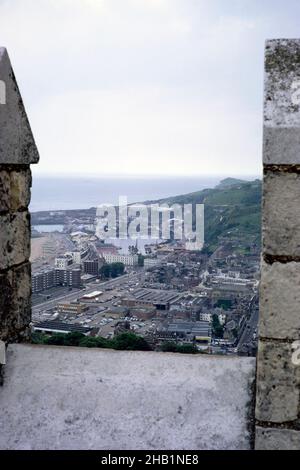 Blick auf das Stadtzentrum und den Hafen von den Wällen von Dover Castle, Dover, Kent, England im Jahr 1969 Stockfoto