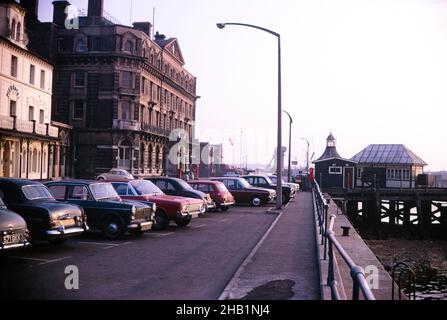 Autos, die auf der Vorderseite am Halfpenny Pier, Pier Hotel, ehemaliges Great Eastern Hotel in Harwich, Essex, England 1970 geparkt wurden Stockfoto