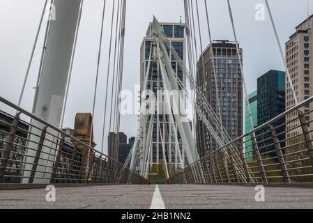 Ein seltener Blick über eine leere Golden Jubilee Bridge, aufgenommen im April 2021 am Ende der Covid-Sperre, London, England, Großbritannien Stockfoto