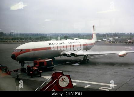 Dan-Air London, de Havilland Comet 4 Flugzeug, Flughafen Gatwick, London, England 1970 Stockfoto