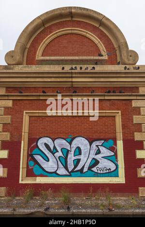 Graffiti auf einem Ziegelsteinpfeiler der Hungerford Bridge von Isambard Kingdom Brunel, von der Golden Jubilee Bridge aus gesehen. London, England, Großbritannien Stockfoto