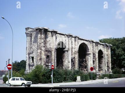 Porte de Mars ist ein alter römischer Triumphbogen in Reims, Frankreich 1971 Stockfoto