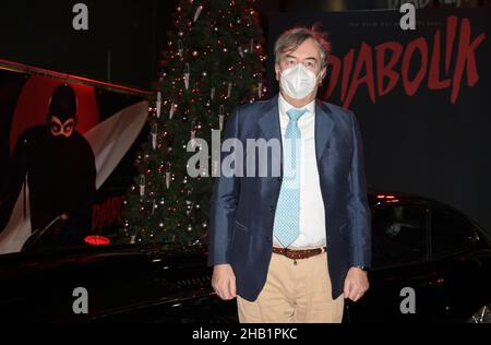 Mailand, Italien. 16th Dez 2021. Mailand, Italien Odeon The Space Cinema Diabolik der Film von Manetti Bros Antonio und Marco Regisseuren mit Luca Martinelli, Miriam Leone und Valerio Mastrandrea, Claudia Gerini, Alessandro Roia im Bild: Roberto Burioni in Maske Credit: Independent Photo Agency/Alamy Live News Stockfoto