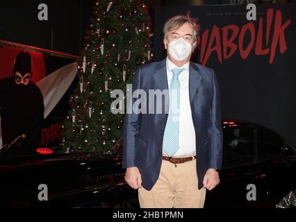 Mailand, Italien. 16th Dez 2021. Mailand, Italien Odeon The Space Cinema Diabolik der Film von Manetti Bros Antonio und Marco Regisseuren mit Luca Martinelli, Miriam Leone und Valerio Mastrandrea, Claudia Gerini, Alessandro Roia im Bild: Roberto Burioni in Maske Credit: Independent Photo Agency/Alamy Live News Stockfoto