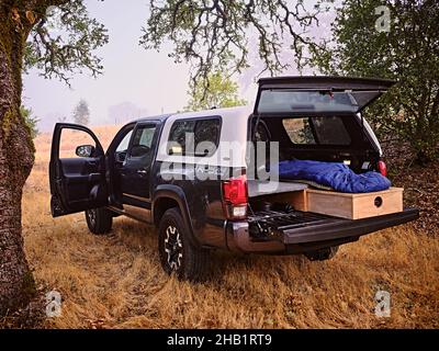 Ein Toyota Tacoma Truck, der auf einer Ranch im Wald zelte Stockfoto