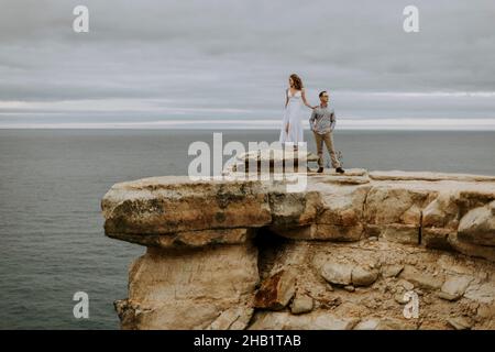 Mann und Frau stehen am Rand der Klippe, Pictured Rocks, Michigan Stockfoto